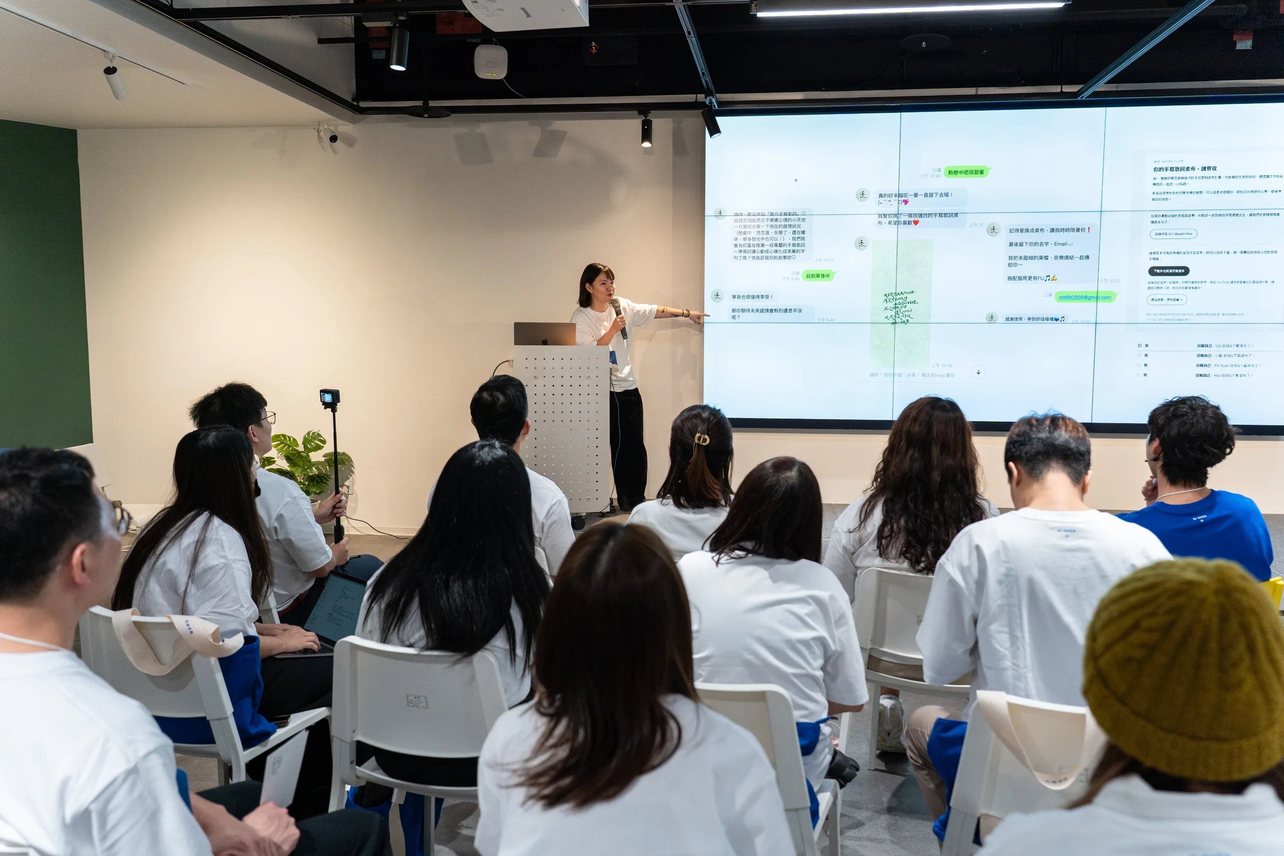 AI SAGA 2 學員在大螢幕前分享 LINE AI 工具應用