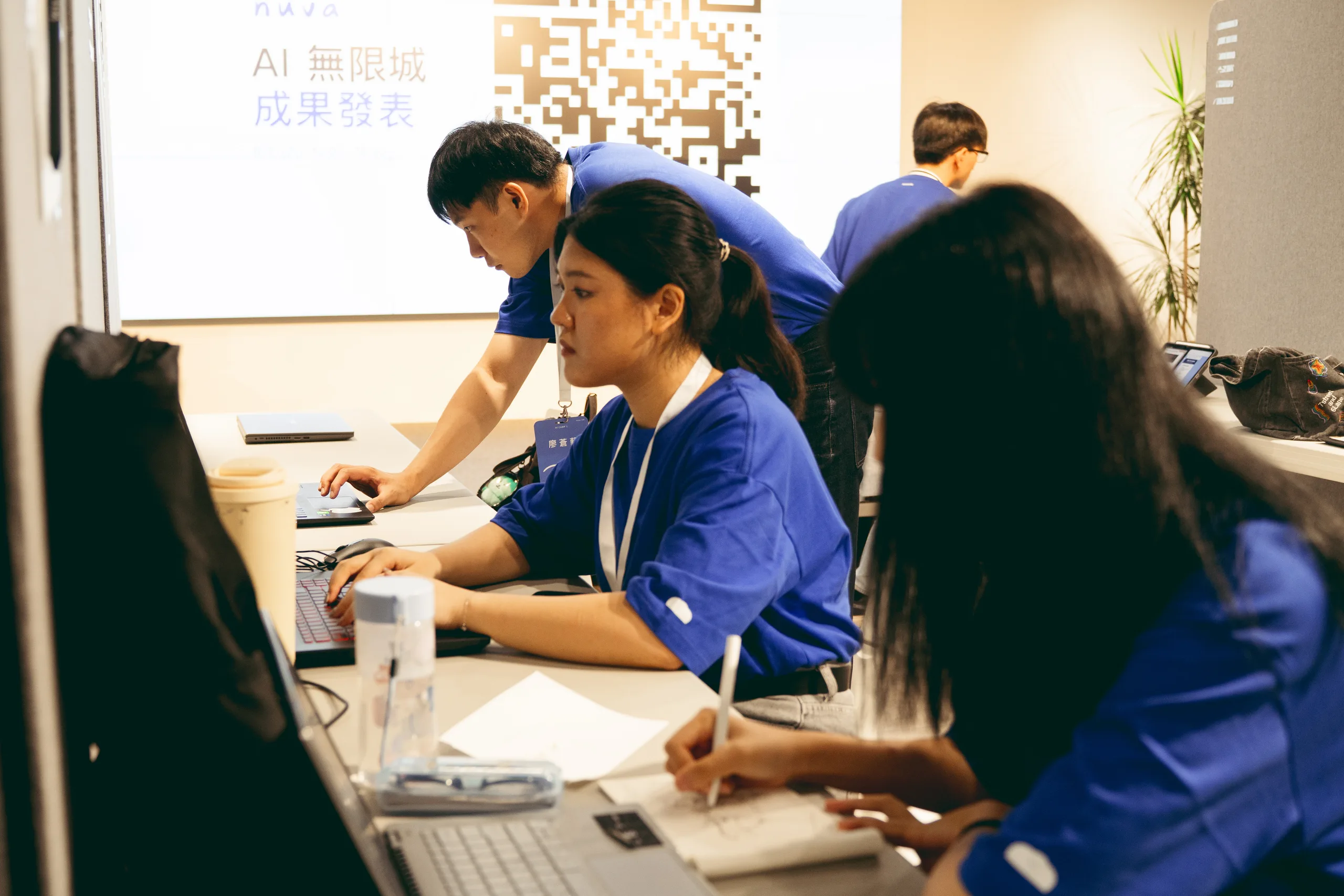 AI SAGA 3 學員在成果發表現場協作操作電腦