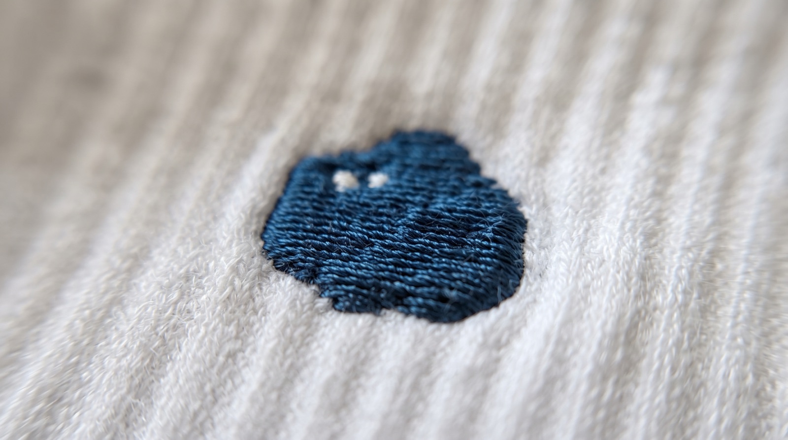 刺繡特寫的白底商品圖