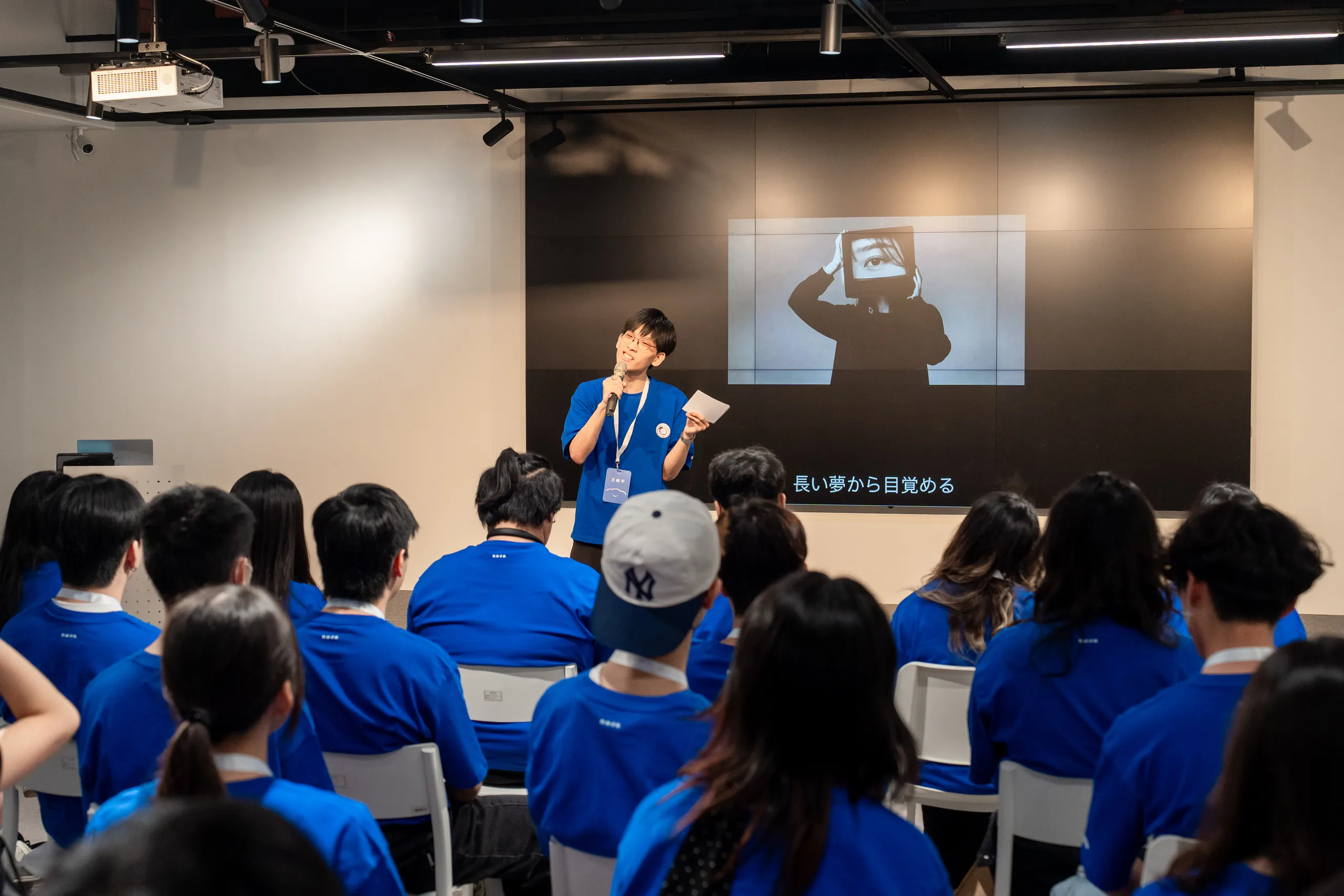 講者面向滿場學員進行舞台分享