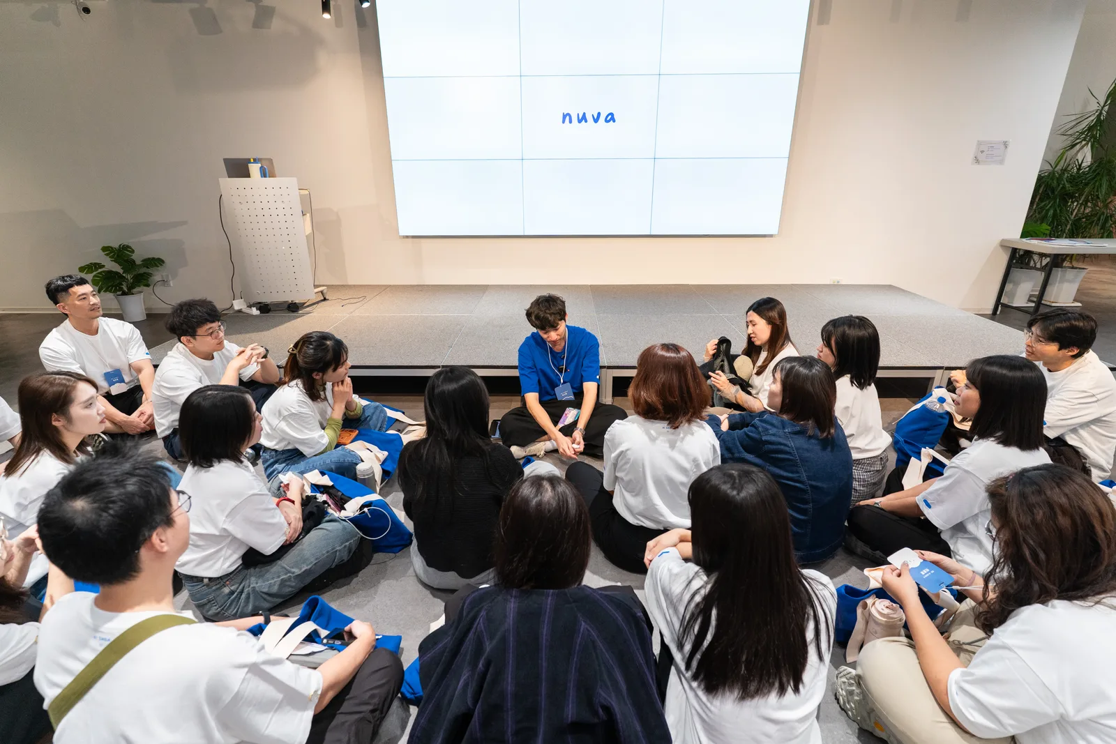 全場圍坐舞台前聆聽結業勉勵