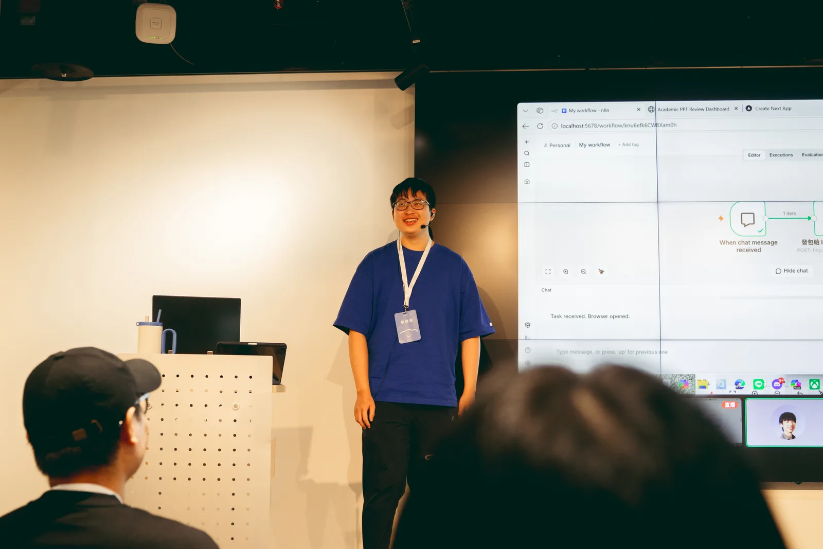 學員在大螢幕前示範 AI 專題成果